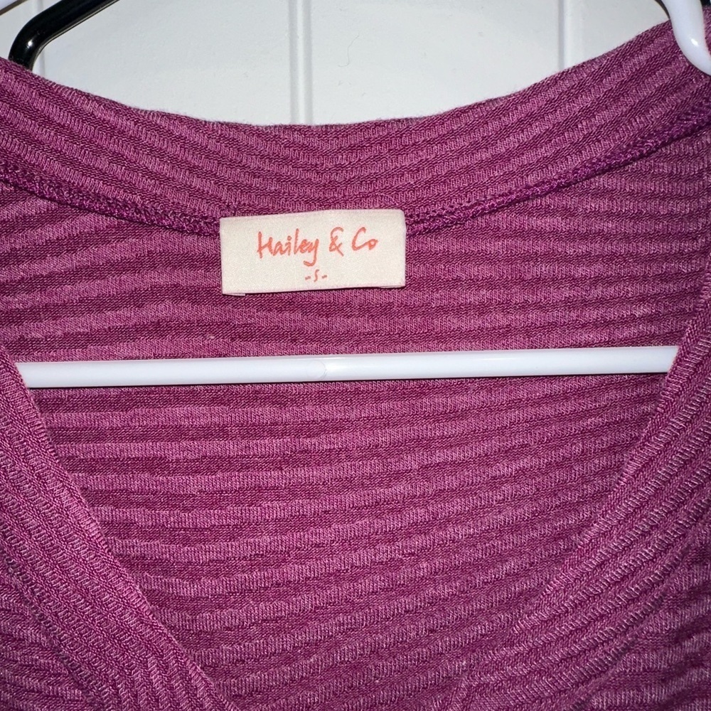 Hailey & Co Berry Purple Textured V Neck Top Size Small - Picture 2 of 2